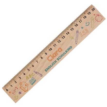 Freigestelltes personalisiertes Holzlineal mit Name Clara und Text „Endlich Schulkind“ im Schuldesign
