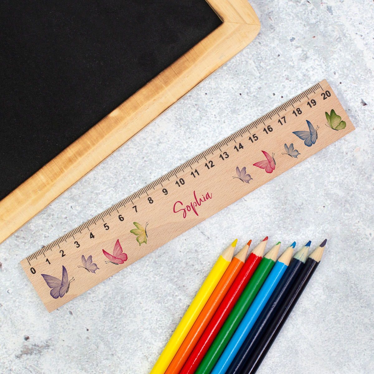 Personalisiertes Holzlineal mit Name Sophia, Schmetterlingen und bunten Stiften zur Einschulung