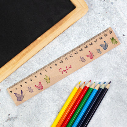 Personalisiertes Holzlineal mit Name Sophia, Schmetterlingen und bunten Stiften zur Einschulung