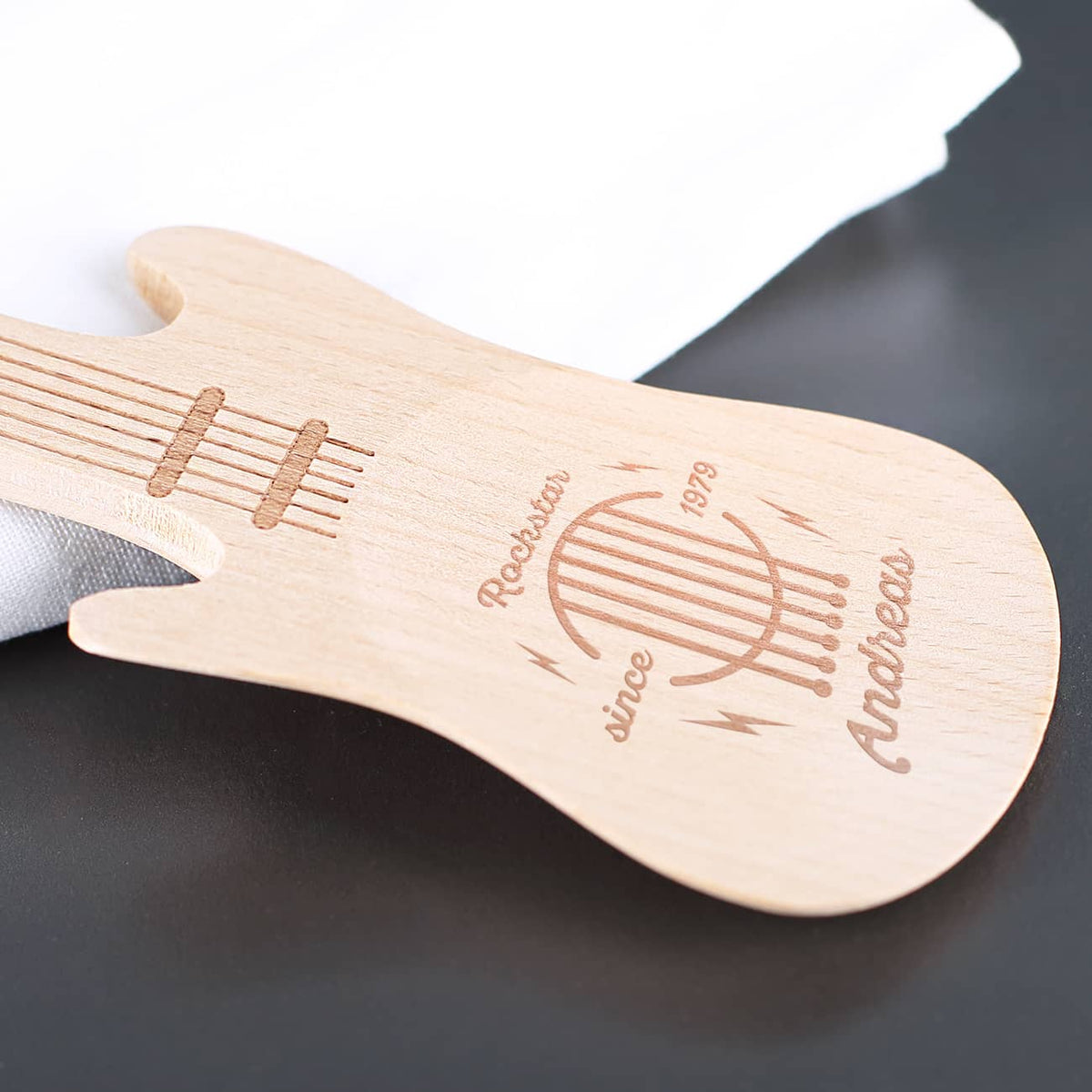Holz Salatlöffel als Gitarre mit Name, Geburtsjahr und kurzem Wunschtext graviert