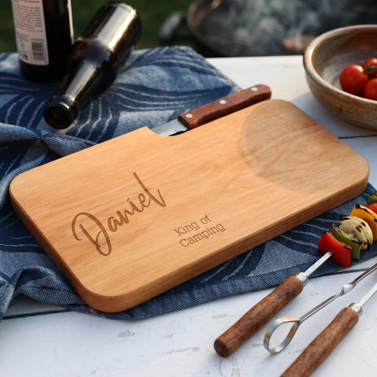 Holzbrettchen mit Messer und individueller Gravur