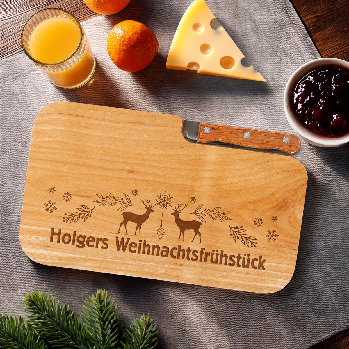 Festlich gedeckter Frühstückstisch mit personalisiertem Brettchen „Holgers Weihnachtsfrühstück“, Käse, Saft und Marmelade
