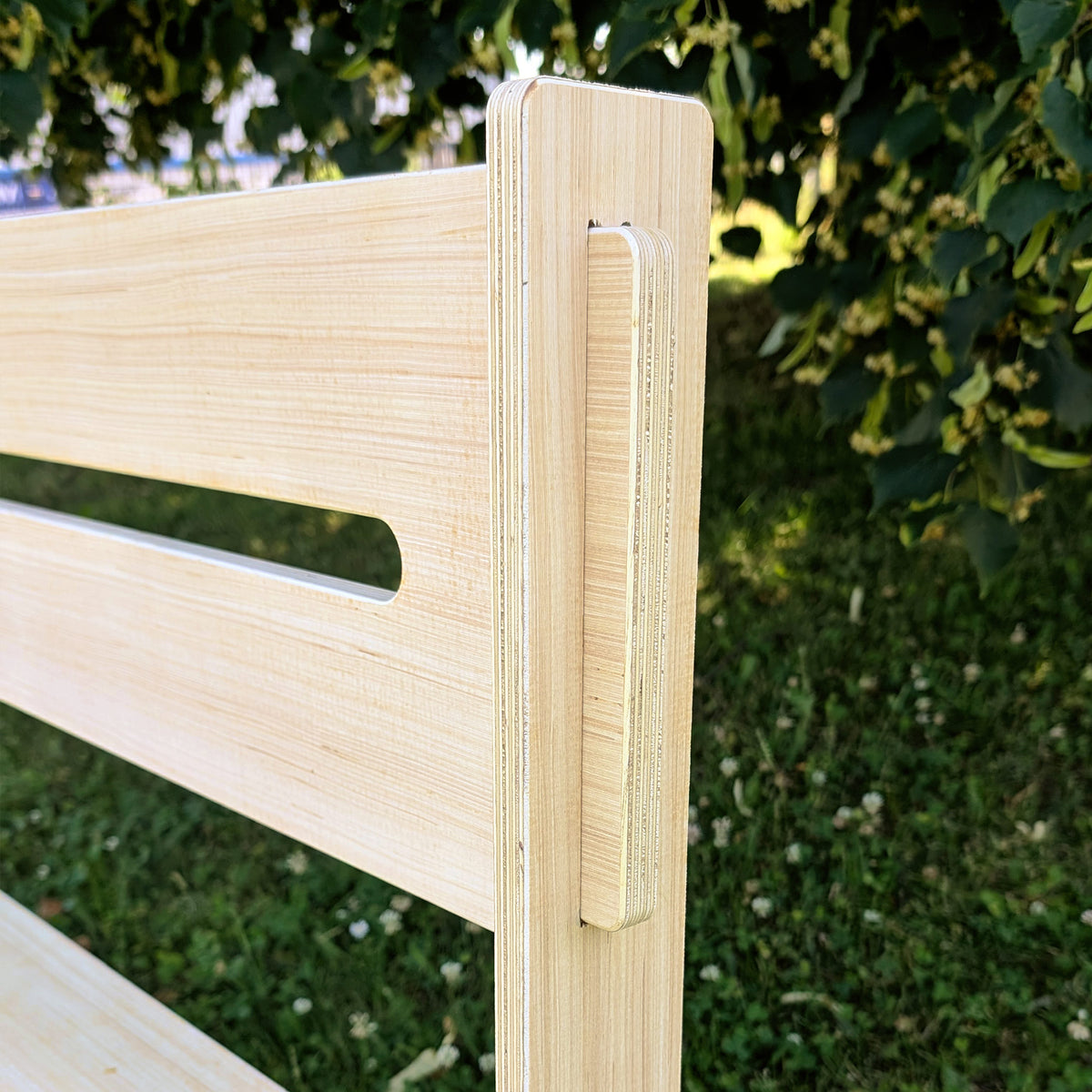 Detailaufnahme einer seitlichen Verbindung der Holzbank – zeigt die präzise Verarbeitung und stabile Konstruktion