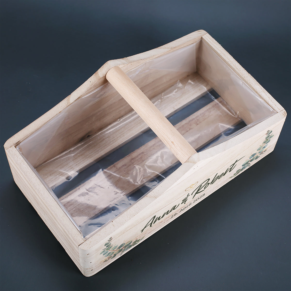 Offener Pflanzkorb aus Holz mit Folienauskleidung und personalisiertem Hochzeitsdruck