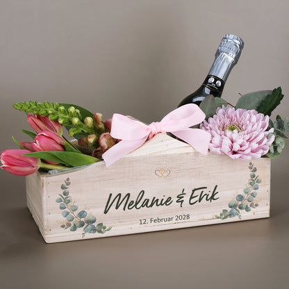 Pflanzkorb zur Hochzeit mit Sektflasche, rosa Schleife, Blumen und Namen Melanie und Erik