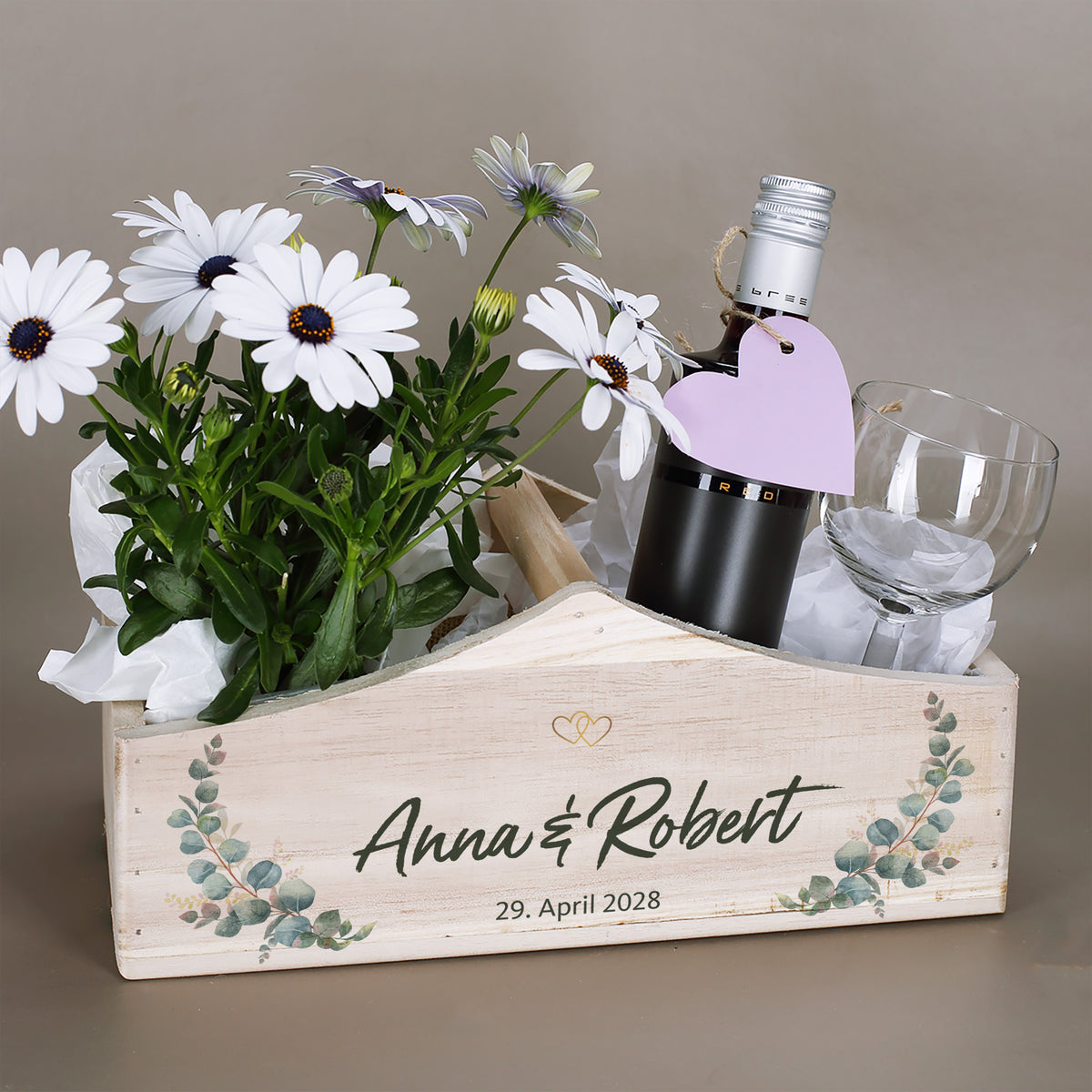 Personalisierter Pflanzkorb mit Weinflasche, Glas, Blumen und Namen Anna und Robert