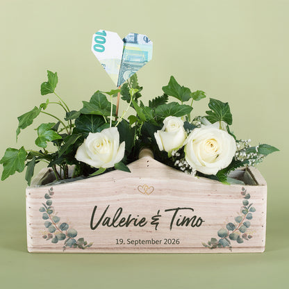 Hochzeits-Pflanzkorb mit weißen Rosen, Efeu, Geldschein-Herz und Namen Valerie und Timo