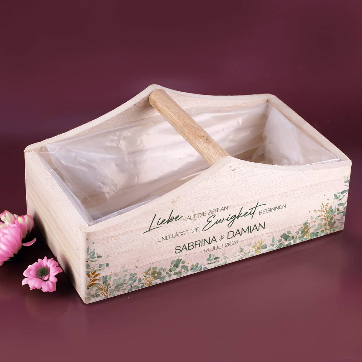 Holzkorb zum Hochzeitstag mit Namen des Brautpaares und Datum verziert