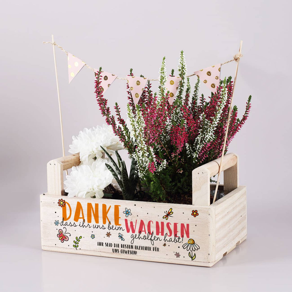 Personalisierte Pflanzkiste "Danke, dass ihr uns beim Wachsen geholfen habt" als Geschenk an Erzieher