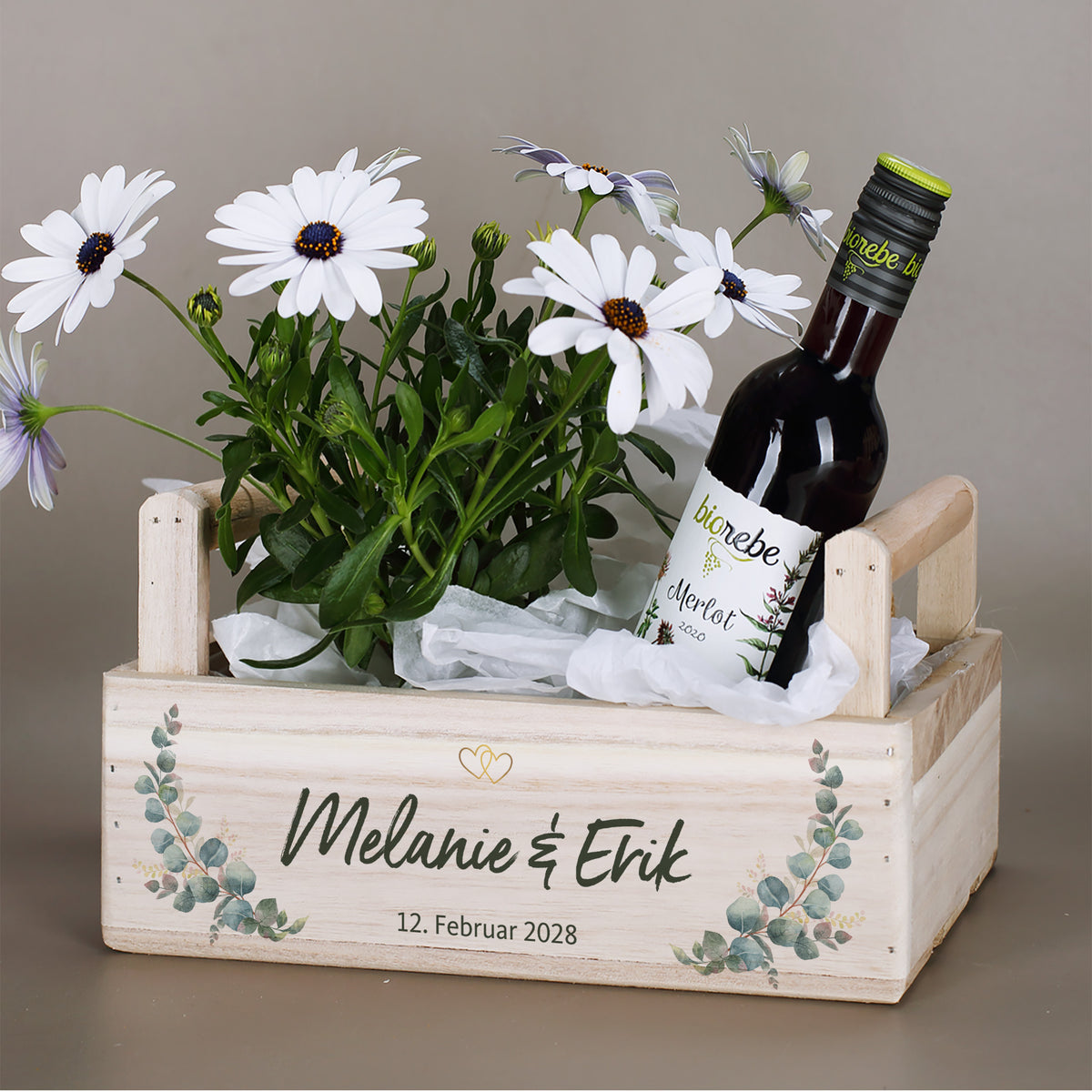 Personalisierter Pflanzkorb mit Blumen, Flasche und Namen Melanie und Erik als Hochzeitsgeschenk