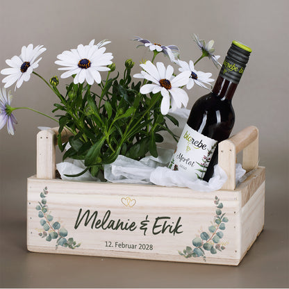 Personalisierter Pflanzkorb mit Blumen, Flasche und Namen Melanie und Erik als Hochzeitsgeschenk