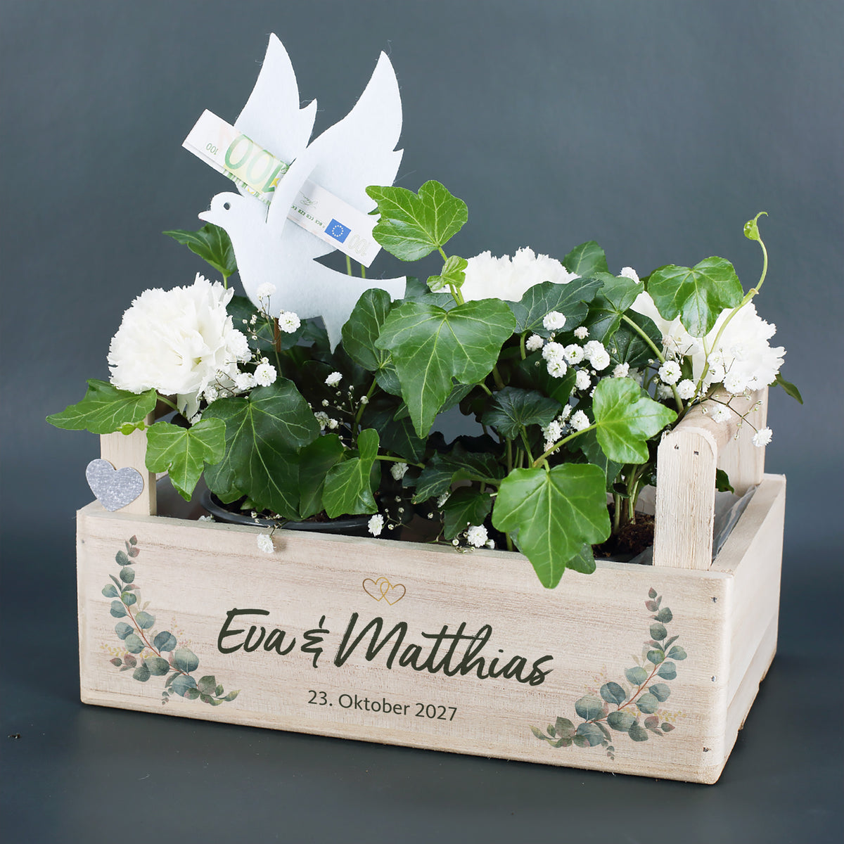 Pflanzkorb zur Hochzeit mit Efeu, weißen Blumen und Geldschein-Taube als Geschenkidee