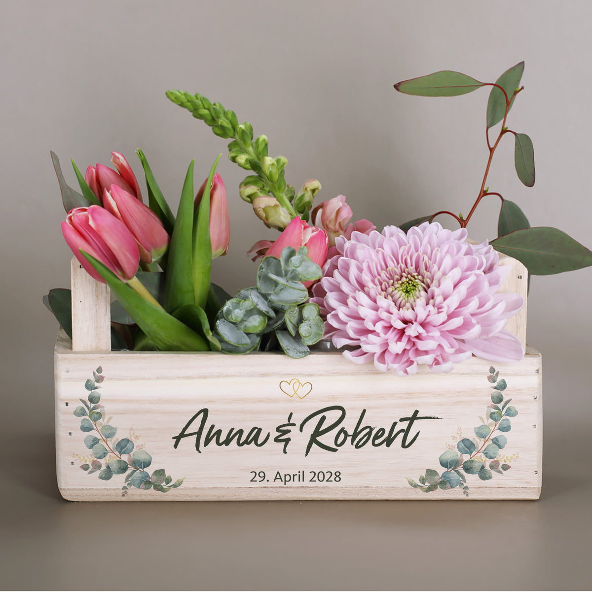 Personalisierte Holzkiste zur Hochzeit mit Blumenfüllung, Namen Anna und Robert sowie Datum