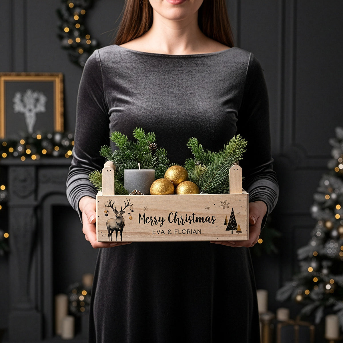 Person hält personalisierten Weihnachtskorb aus Holz mit Hirschmotiv