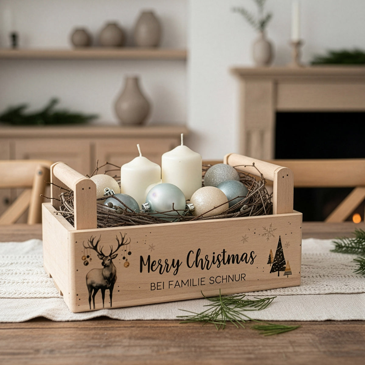 Weihnachtskorb mit Kerzen und Deko auf einem Tisch, personalisiert mit Wunschtext