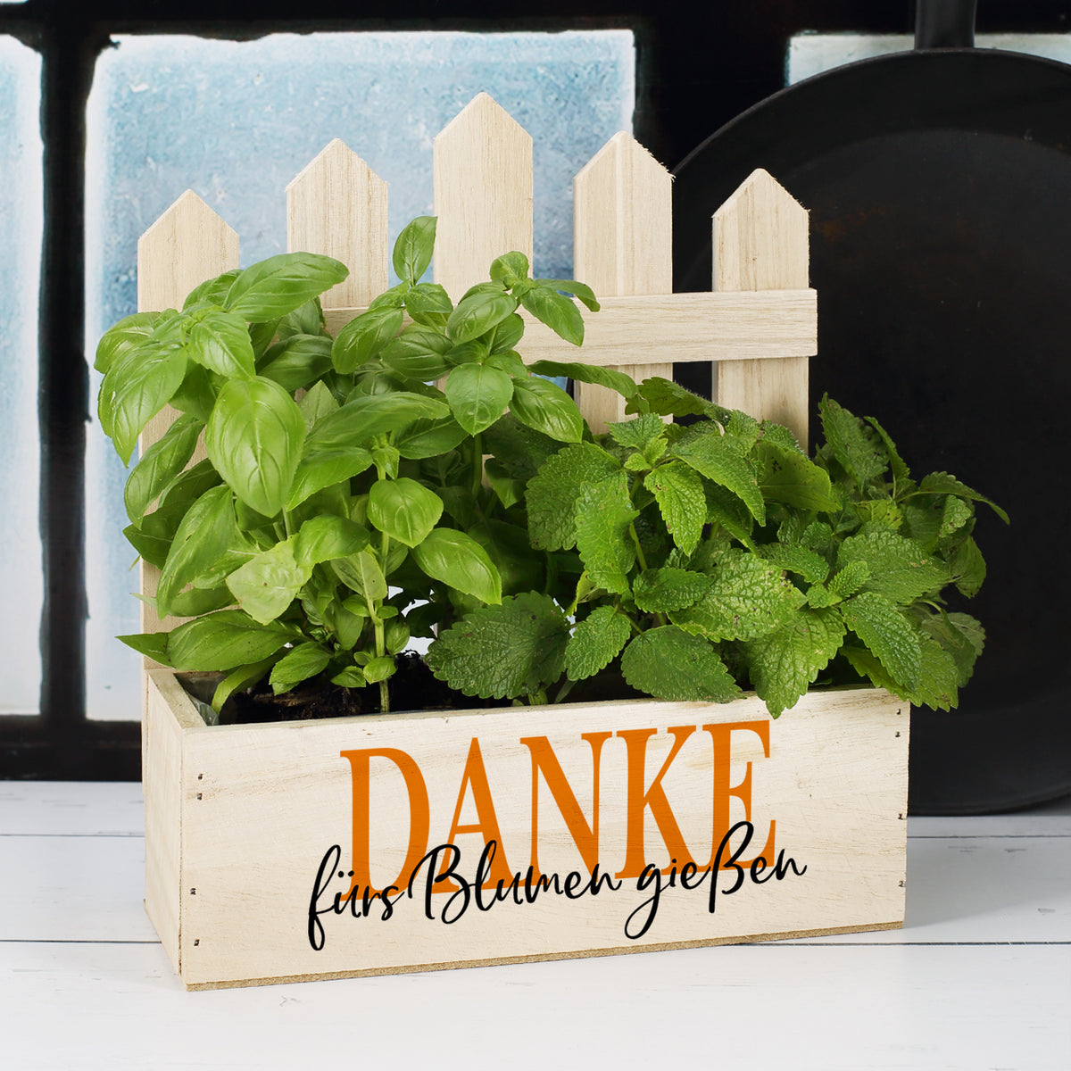 Holzkiste für Pflanzen mit Zaun und Folie ausgekleidet als personalisiertes Geschenk