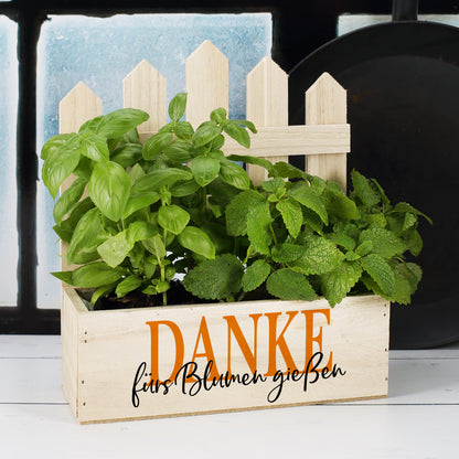 Holzkiste für Pflanzen mit Zaun und Folie ausgekleidet als personalisiertes Geschenk