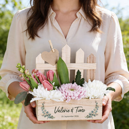 Pflanzkorb zur Hochzeit mit Zaun, Blumenfüllung, Namen Valerie und Timo sowie Datum