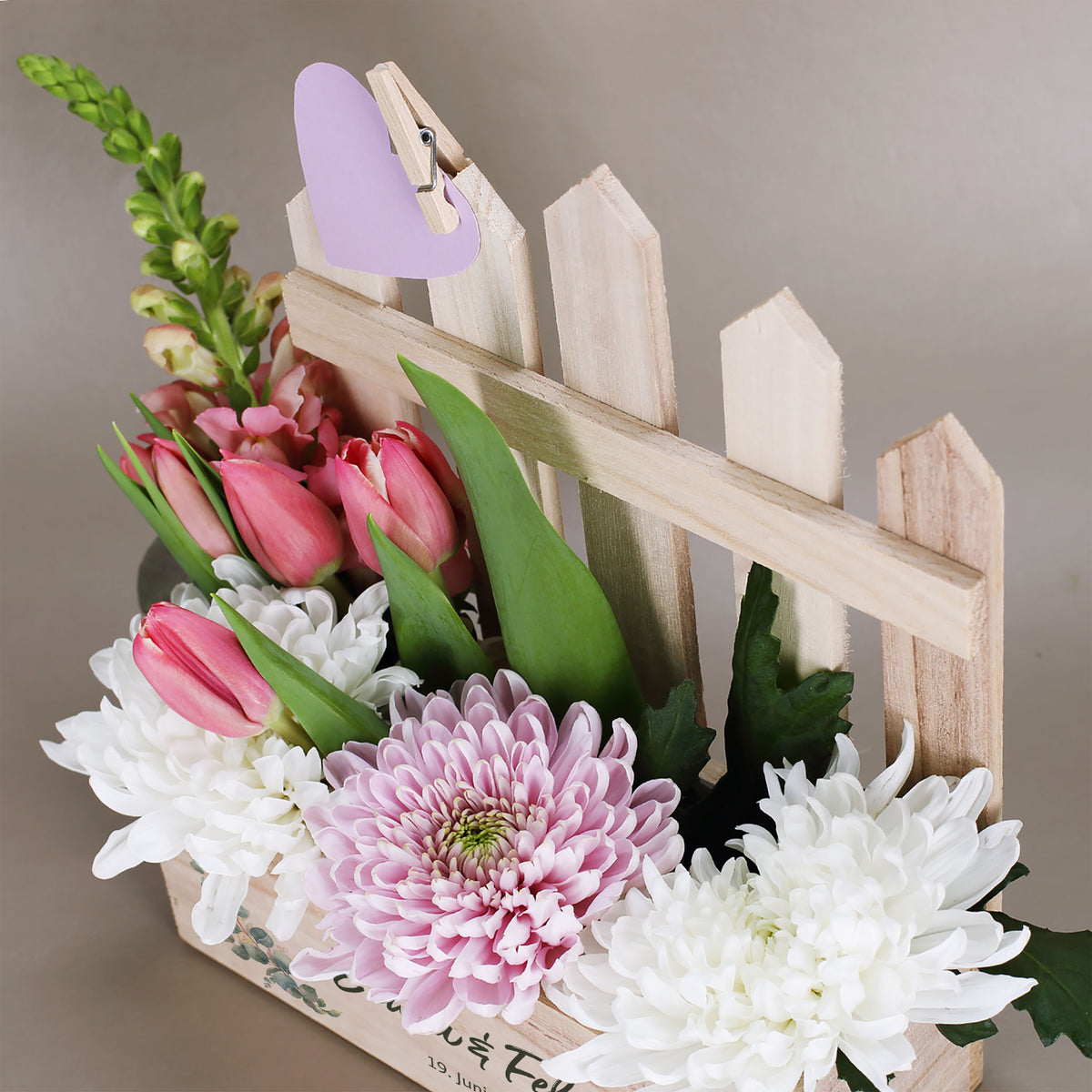 Pflanzkorb mit Zaun-Rückwand zur Hochzeit, personalisiert mit Namen Anna und Robert und Eukalyptus-Motiv