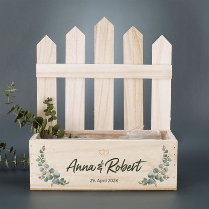 Holzkiste zur Hochzeit mit Zaun, Eukalyptus-Motiv, Namen Anna und Robert sowie Datum