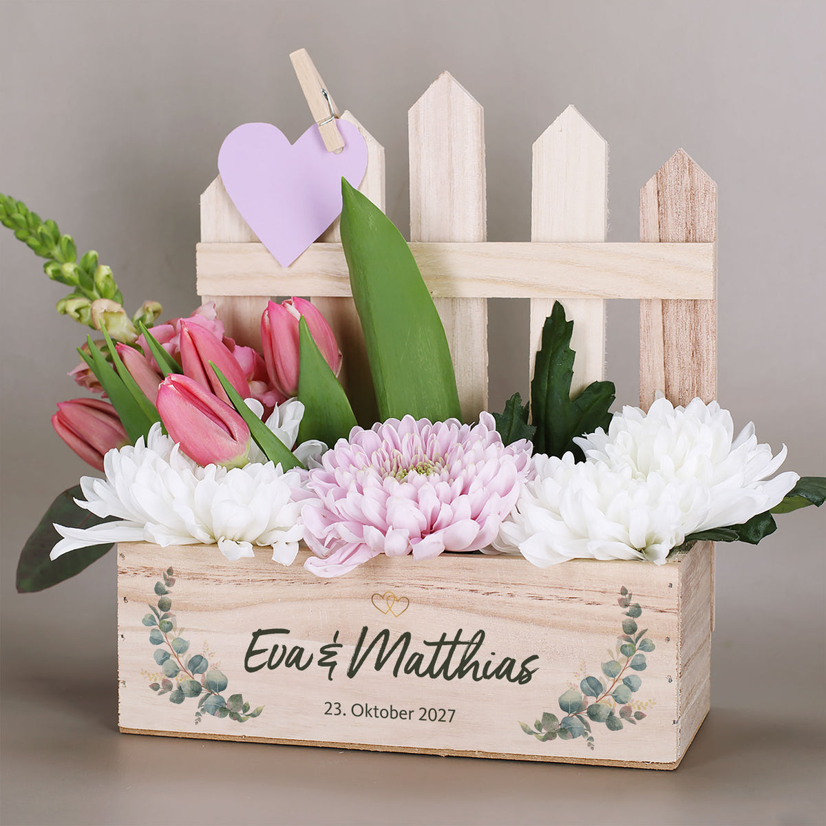 Personalisierter Pflanzkorb mit Griff, Herzanhänger, Blumenfüllung und Namen Eva und Matthias