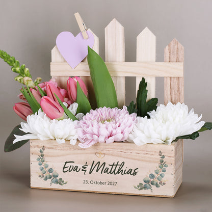 Personalisierter Pflanzkorb mit Griff, Herzanhänger, Blumenfüllung und Namen Eva und Matthias