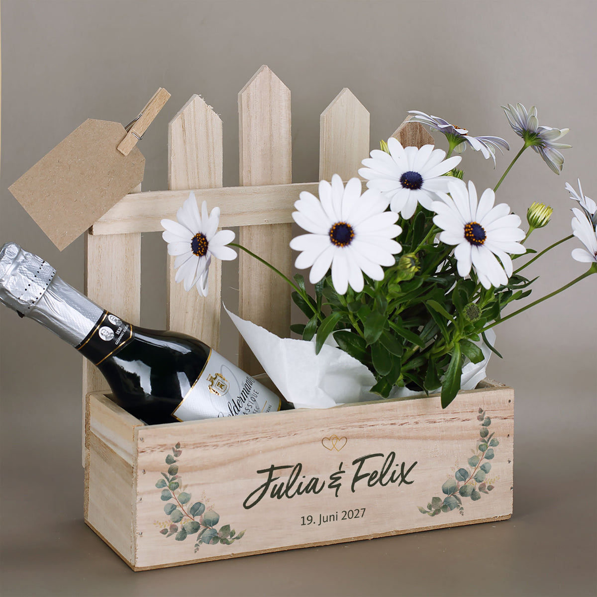 Hochzeits-Pflanzkorb mit Griff, Sektflasche, Blumen und personalisiertem Namen Julia und Felix