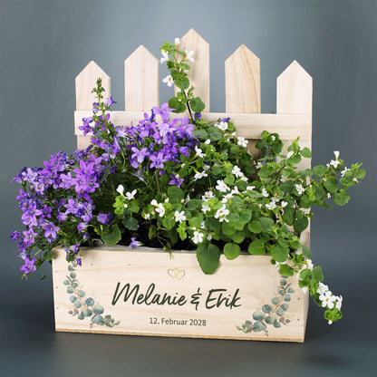 Pflanzkorb zur Hochzeit mit Zaun, violetten und weißen Blumen, Namen Melanie und Erik sowie Datum