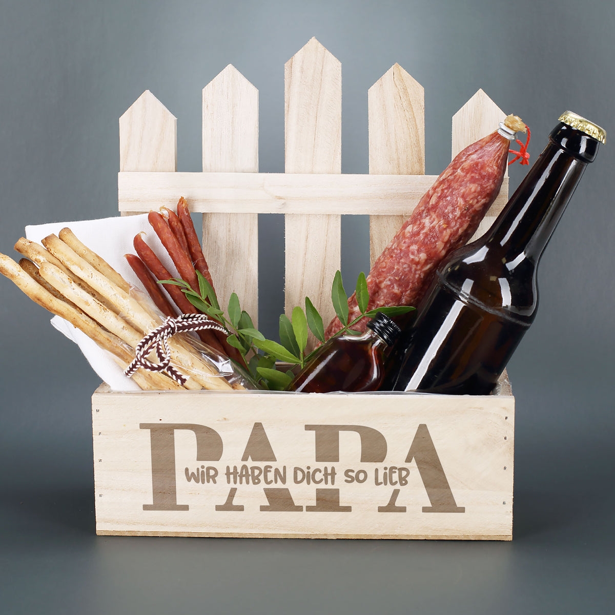 Pflanzkorb Papa aus Holz mit Wunschtext gefüllt mit Wurst und Snacks Geschenkidee