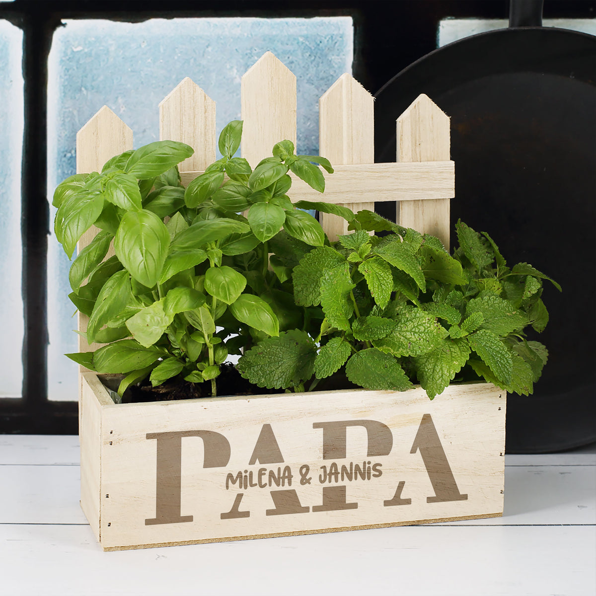 Pflanzkorb mit Kräutern und Papa Motiv aus Holz personalisiert mit Namen Geschenk für Papa