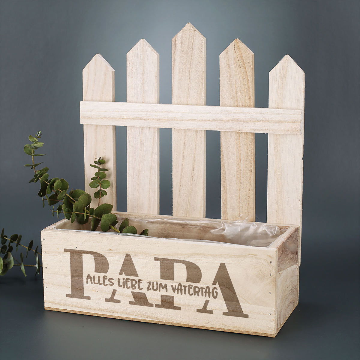 Leerer Pflanzkorb aus Holz mit Zaun und Folie innen Papa Motiv personalisiert