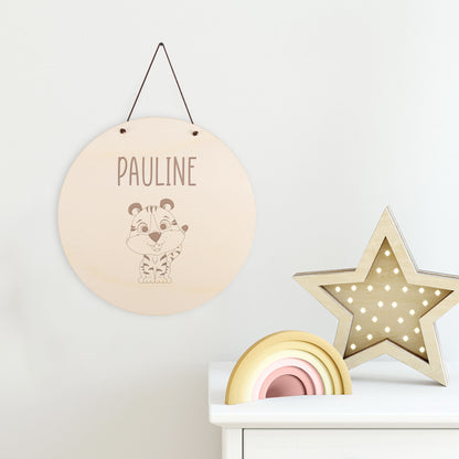 Türschild aus Holz mit Tiger-Motiv und Wunschname fürs Kinderzimmer
