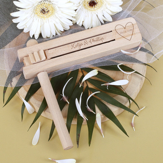 Personalisierte Ratsche aus Holz zur Hochzeit mit Namen und Datum | Gastgeschenk zur Hochzeit