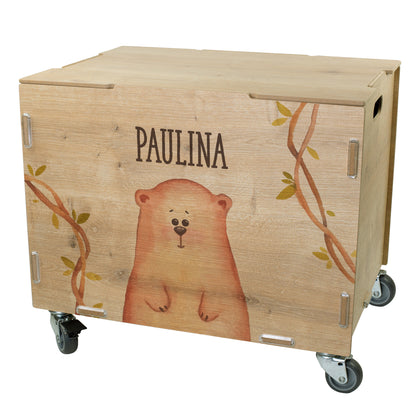 Personalisierte Holz-Rollbox mit Bären-Illustration und Name „Paulina“, geschlossene Spielzeugkiste auf Rollen vor neutralem Hintergrund