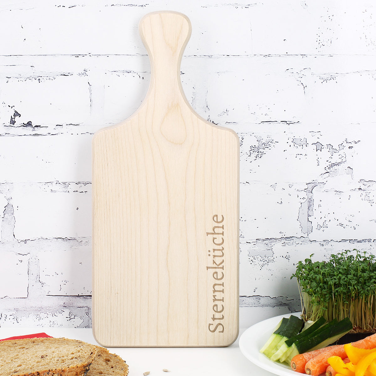 Brettchen aus Holz mit Griff und Name graviert