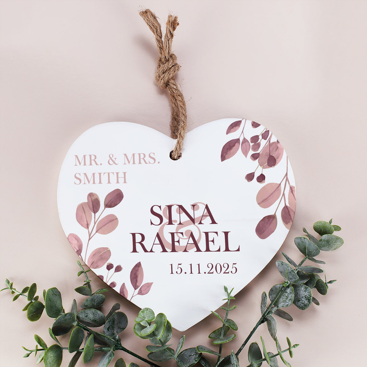 Holzherz mit Wunschnamen und Datum – Romantisches Geschenk mit Blatt-Motiv