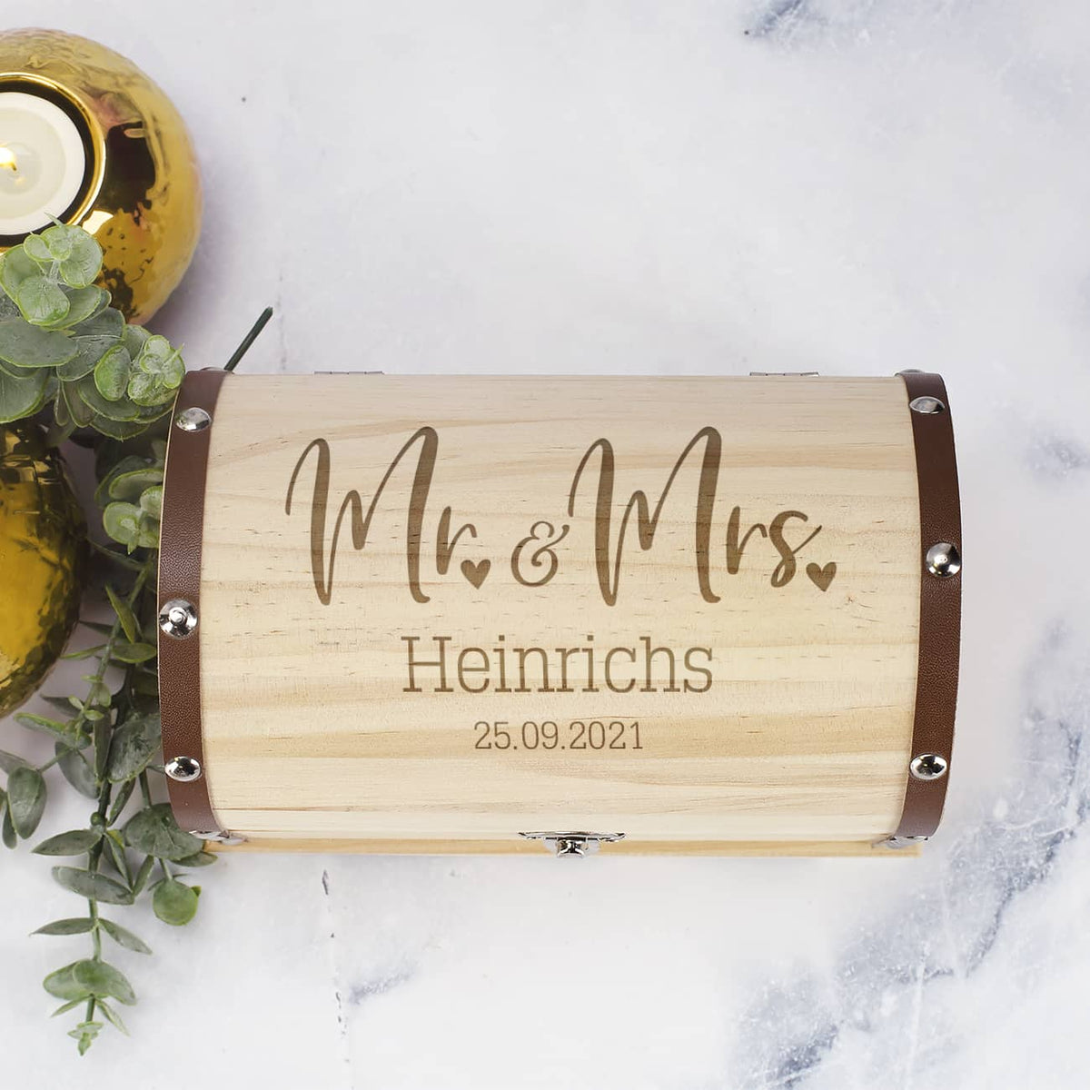 Große Schatztruhe zur Hochzeit mit Mr&Mrs Motiv und den Daten des Brautpaares