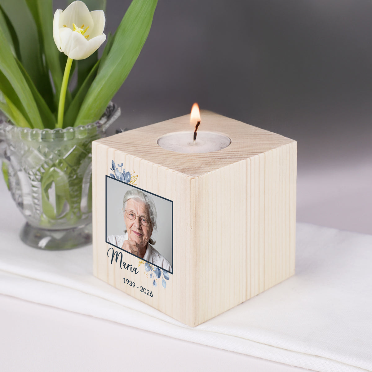 Seitliche Ansicht Teelichthalters neben einer Vase mit Tulpen 