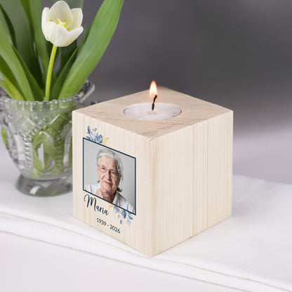 Seitliche Ansicht Teelichthalters neben einer Vase mit Tulpen 