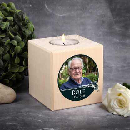 Personalisierter Teelichthalter aus Holz mit Calla-Motiv, Foto, Name & Datum – frontal fotografiert