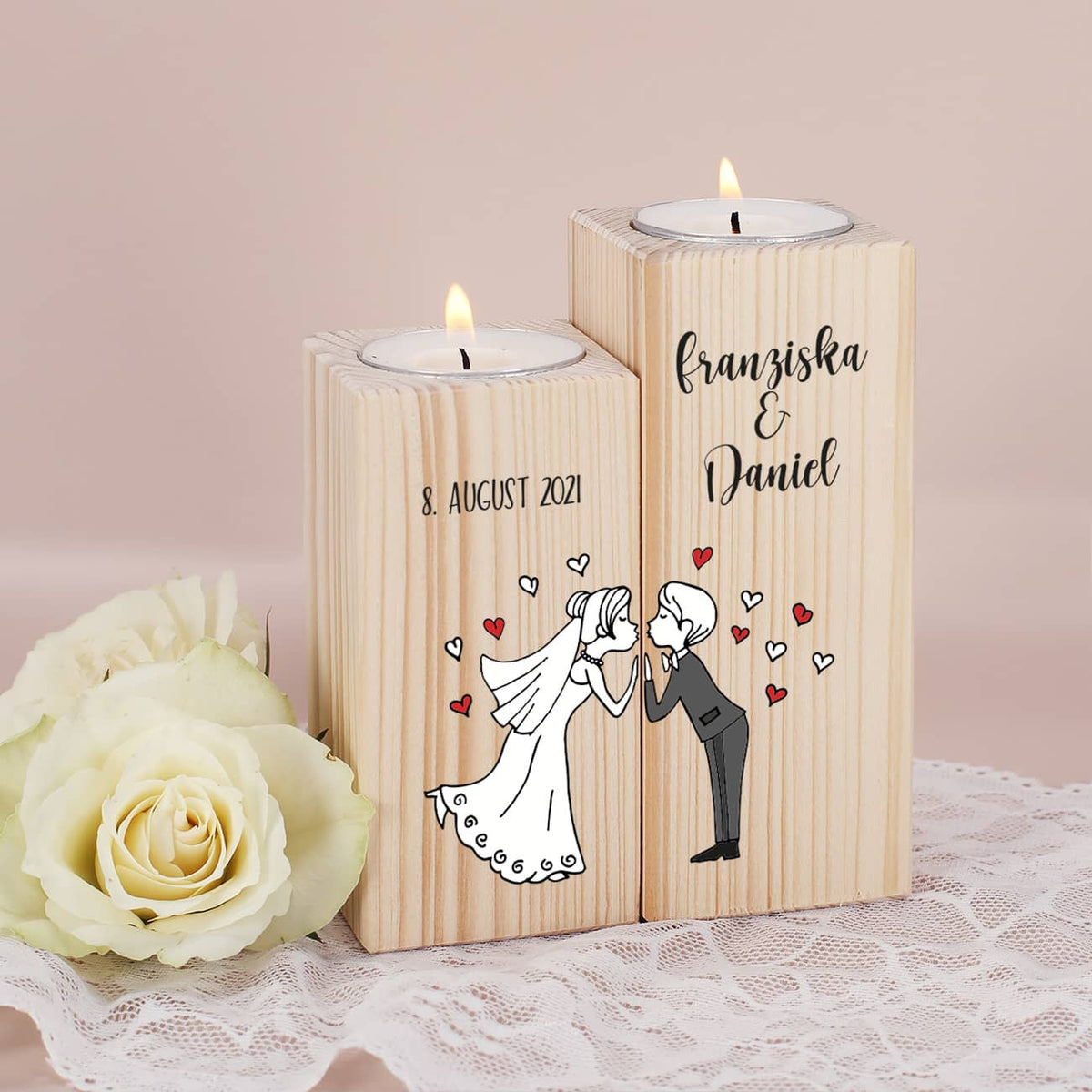 Hochzeitsgeschenk - Teelichthalter aus Holz mit küssendem Brautpaar, Namen und Datum - 2er Set