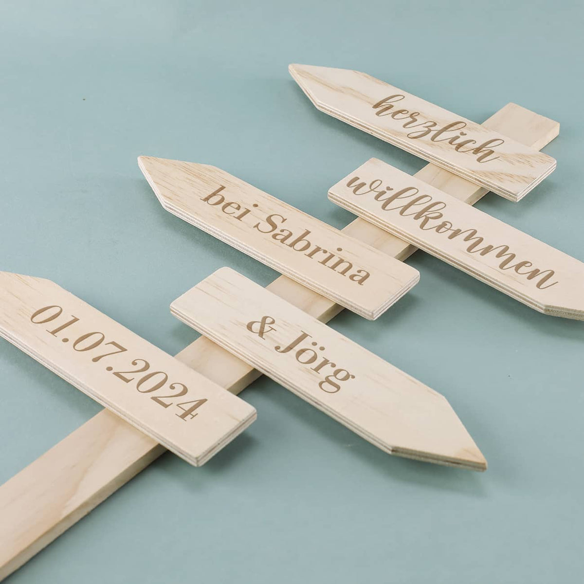 Gravierter Wegweiser zur Hochzeit
