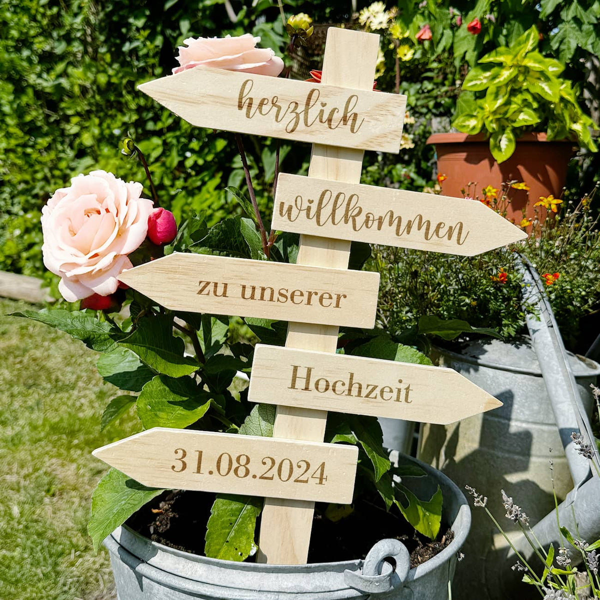 Gravierter Wegweiser zur Hochzeit