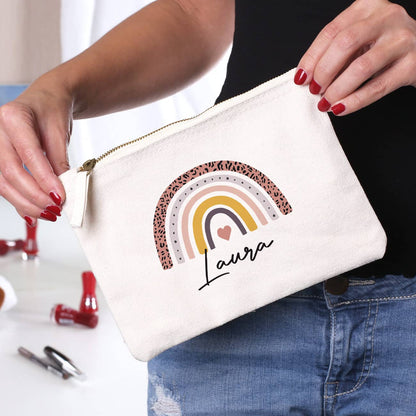 naturfarbenes Beautycase mit Regenbogen-Motiv und Name
