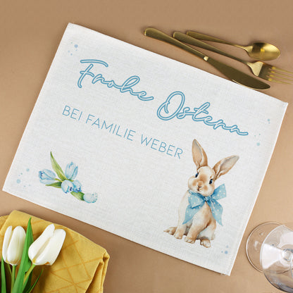 Personalisiertes Platzdeckchen aus Jute mit Hasenmotiv, Wunschtext und Frühlingsdesign neben Besteck, Tulpen und Glas