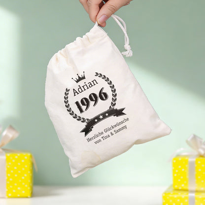 Kleiner Geschenksack mit Name Adrian und Jahr 1996 in der Hand gehalten