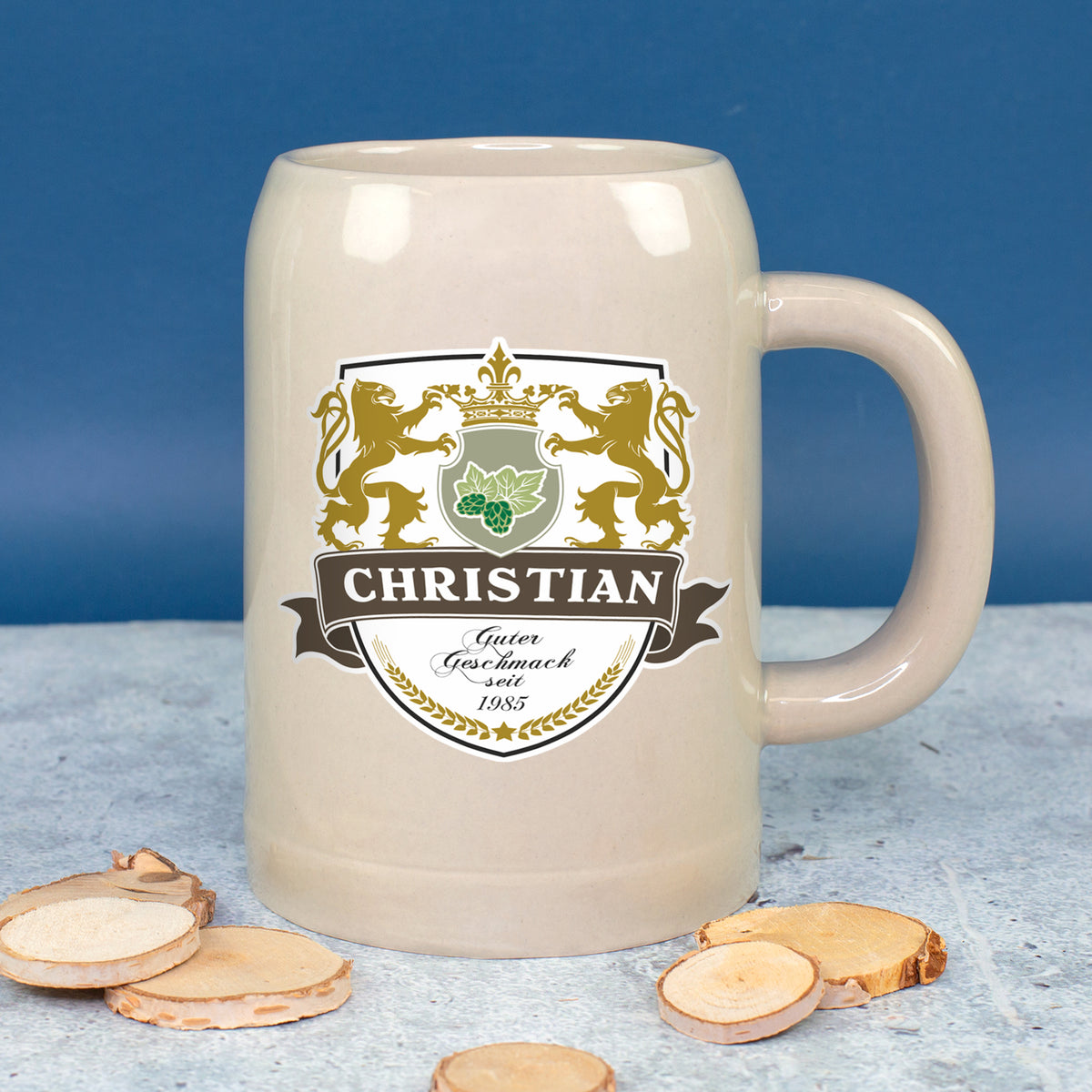 Personalisierter Bierkrug mit Name Christian und Wappenmotiv vor blauem Hintergrund