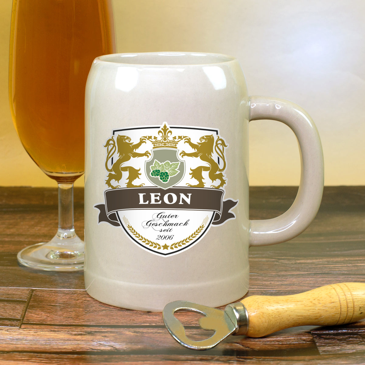 Bierkrug mit Name Leon und Jahr 2006 neben Bierglas und Flaschenöffner