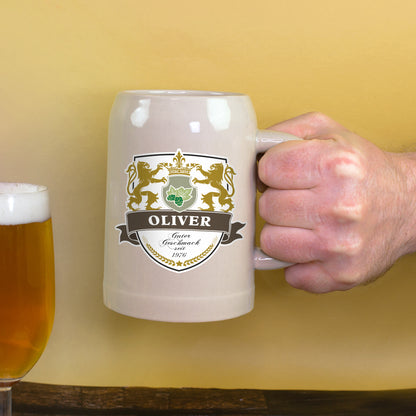 Bierkrug mit Name Oliver und Jahr 1976 wird am Henkel gehalten neben Bierglas