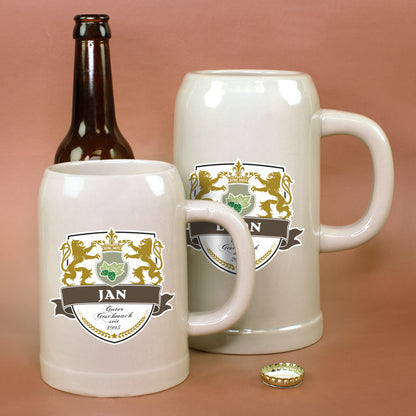 Zwei personalisierte Bierkrüge mit Name Jan und Wappenmotiv neben Bierflasche und Kronkorken